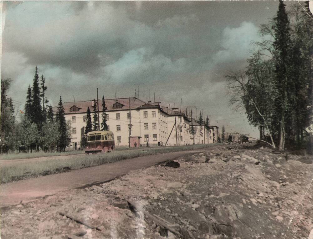 Фотография ч/б. «Улица Ленина. Дорога к комбинату.
Изменение цветового оттенка («раскрашивание»).