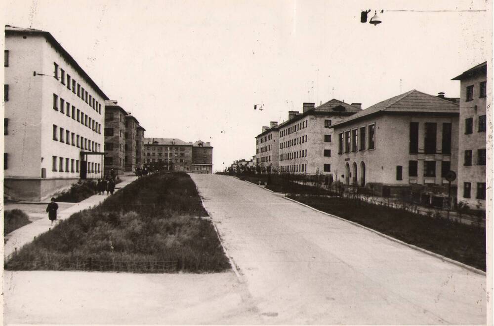 Фотография ч/б. Оригинал. 
«Улица Кирова».
Справа - ресторан «Север».