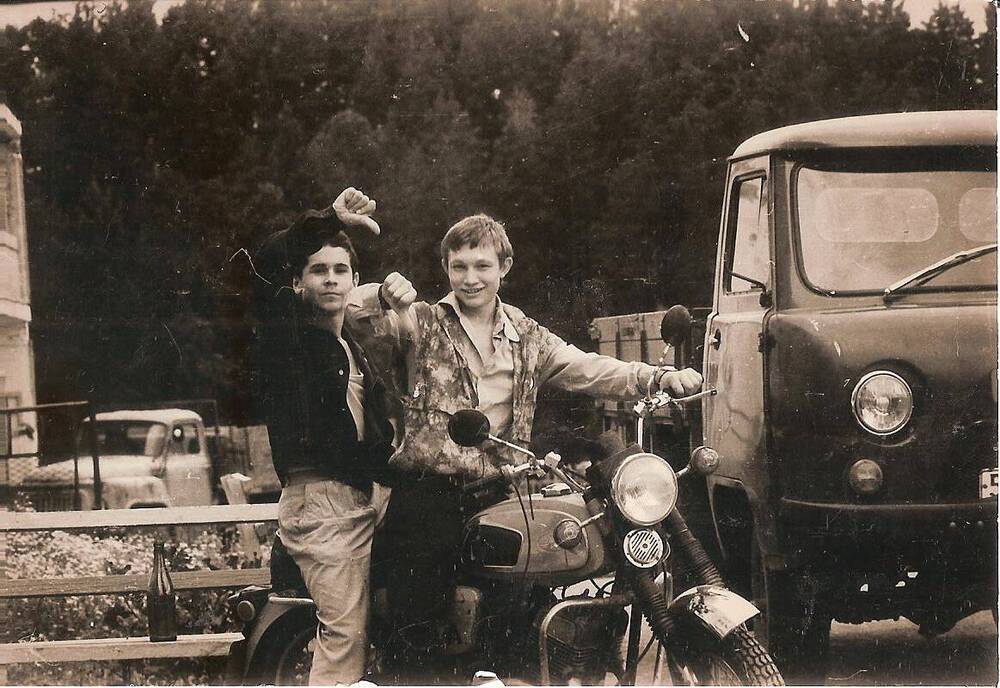 Фотография. Воспитанники Екатерининского детского дома на мотоцикле