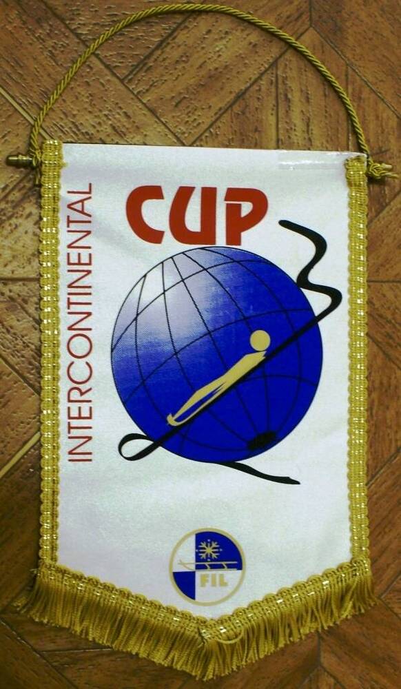 Вымпел спортивный (бумажный в целлофановой плёнке) с изображением символики Международной Федерации санного спорта (FIL)