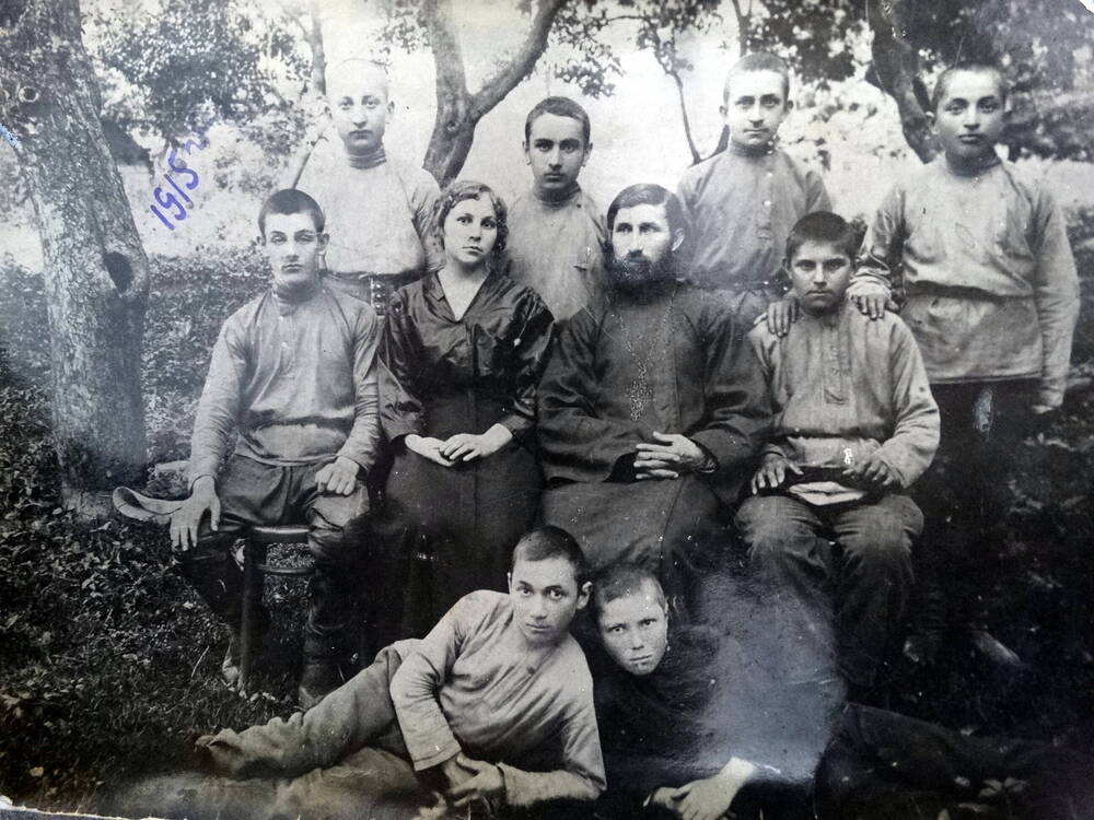 Фото. Алагирская приходская школа, 1-ый слева лежит А.Макеев, 1915 г.