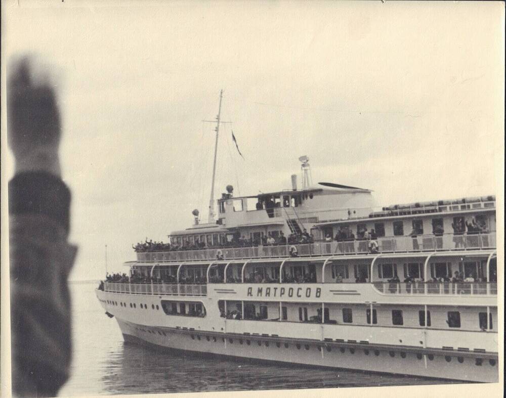 Фотография сюжетная. Речной пароход «А. Матросов» с пассажирами. Таймырский округ. 