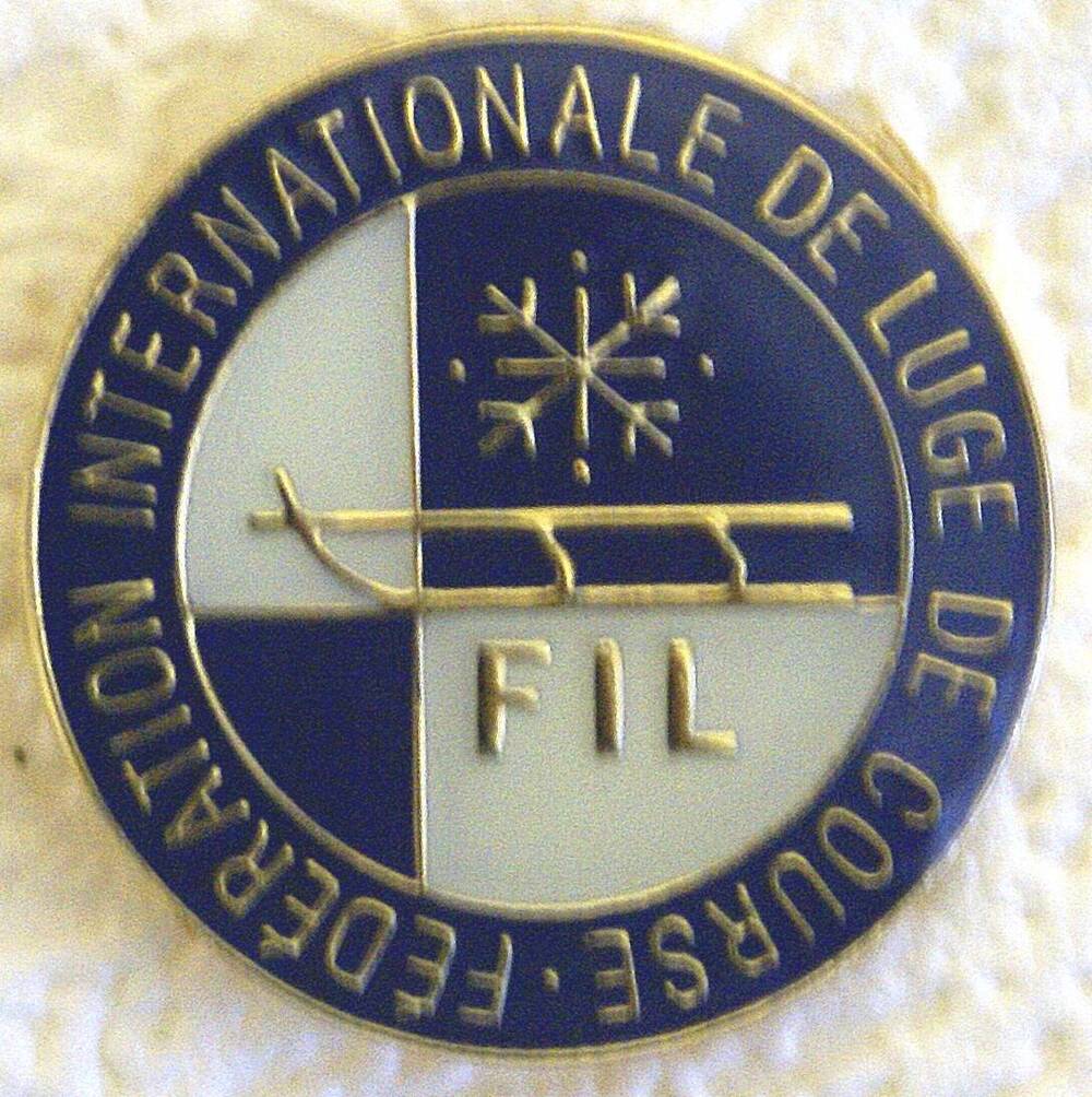 Значок спортивный круглой формы Международной Федерации санного спорта  «FIL»