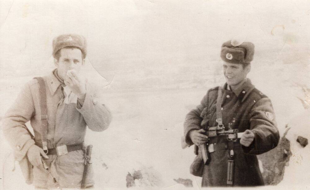 Фотография ч\б. А. Леснянский (слева) во время службы в Афганистане