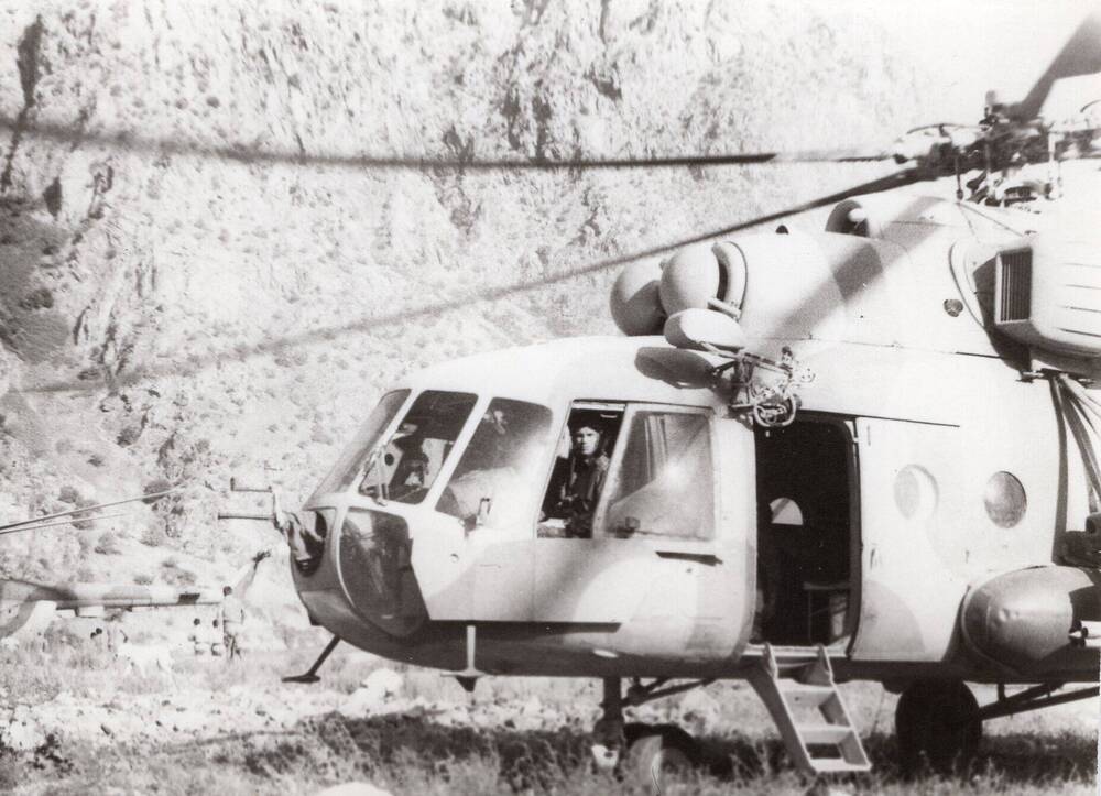 Фотография ч\б. Вертолет Ми-8 в районе Файзабада