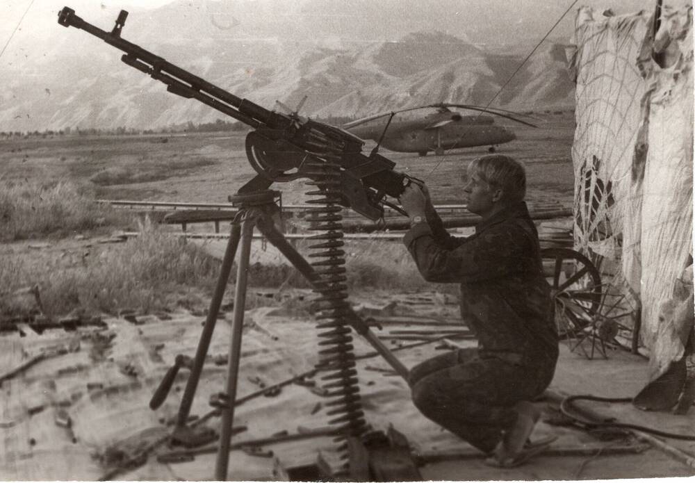 Фотография ч\б. Олег Примак с пулеметом ДШКМ во время службы в Афганистане