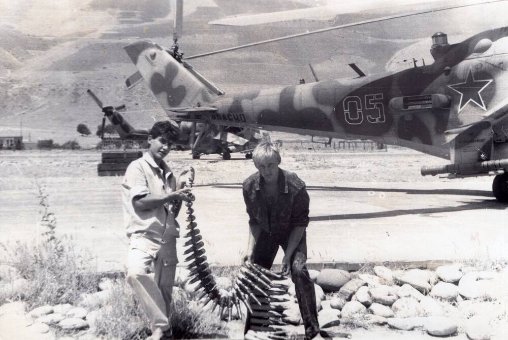 Фотография ч\б. Олег Примак (справа) во время службы в Афганистане