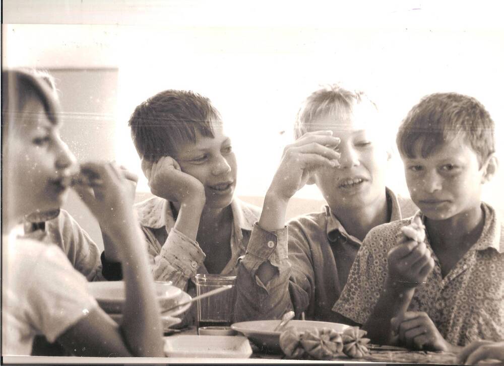 Фотография. Воспитанники Екатерининского детского дома в столовой
