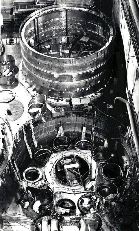 Фотография ч/б «Белоярская АЭС.  Центральный зал  блока  БН-600. Монтаж узлов  реактора».