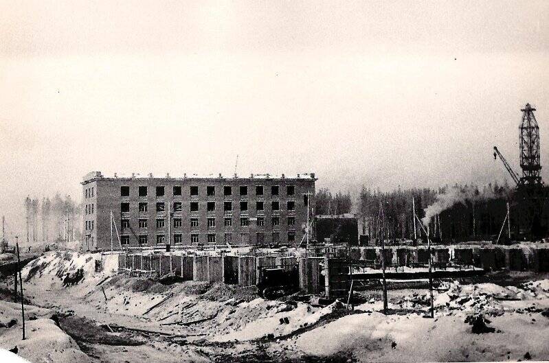Фотография ч/б «Белоярская АЭС. Строительная площадка 1 очереди. Построена коробка здания служебного корпуса».