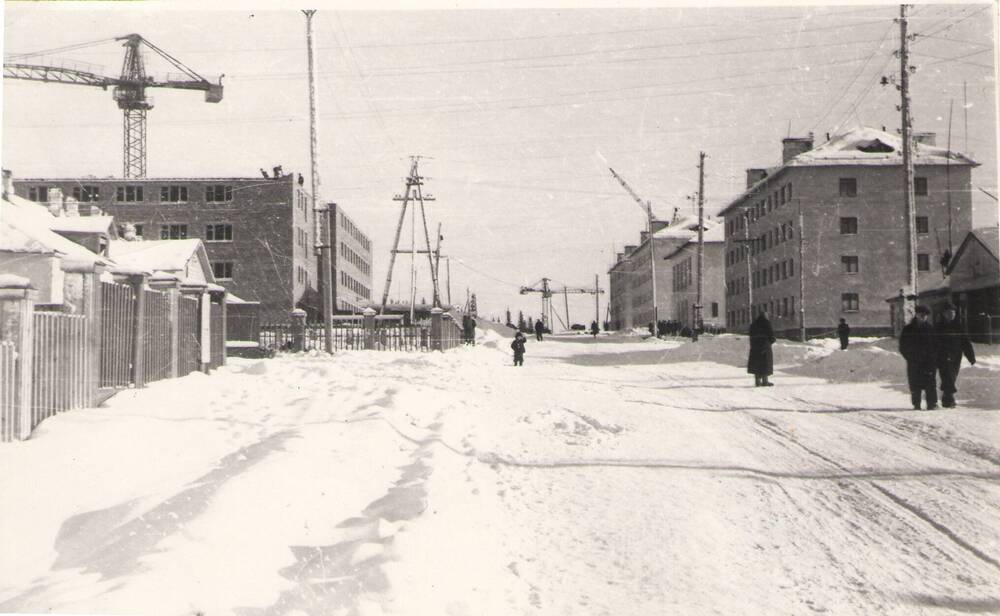 Фотография ч/б. Оригинал. 
«Улица Кирова».
Справа - ресторан «Север».