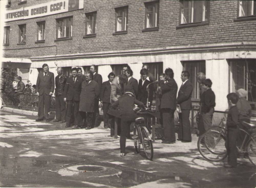 Фотография ч/б. Оригинал. 
«Открытие мемориальной доски К. М. Кошицу».