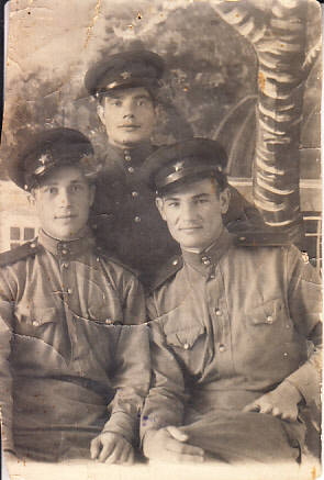 Фотография. Бойцы Советской армии.  Тимофеев И.И. - первый справа