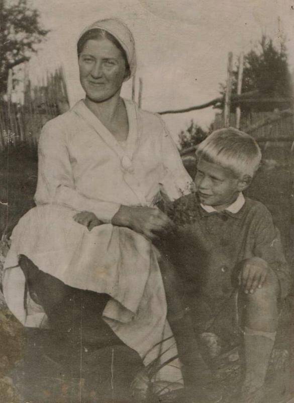 Фотография. Нумерова Е.Е. с сыном Андреем в Любани.