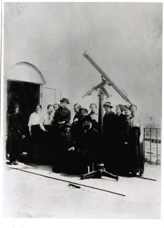 Фотокопия. Павел Карлович Штернберг, учитель Е.Е. Нумеровой, со своими слушательницами у телескопа.