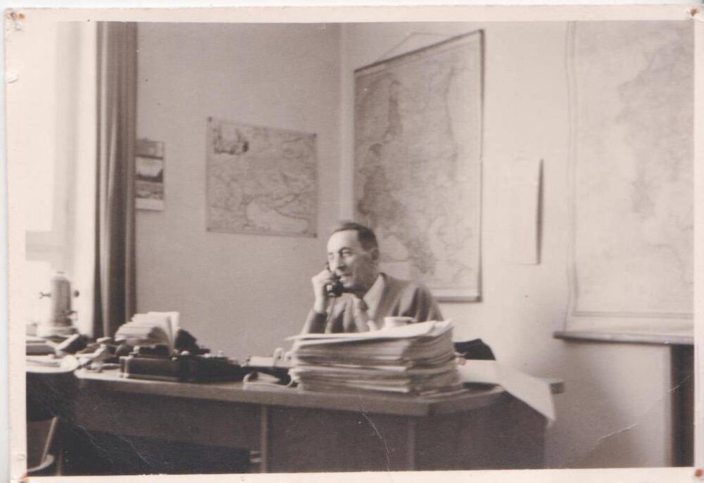 Фотография. М. А. Миллер в рабочем кабинете в институте по изучению СССР.