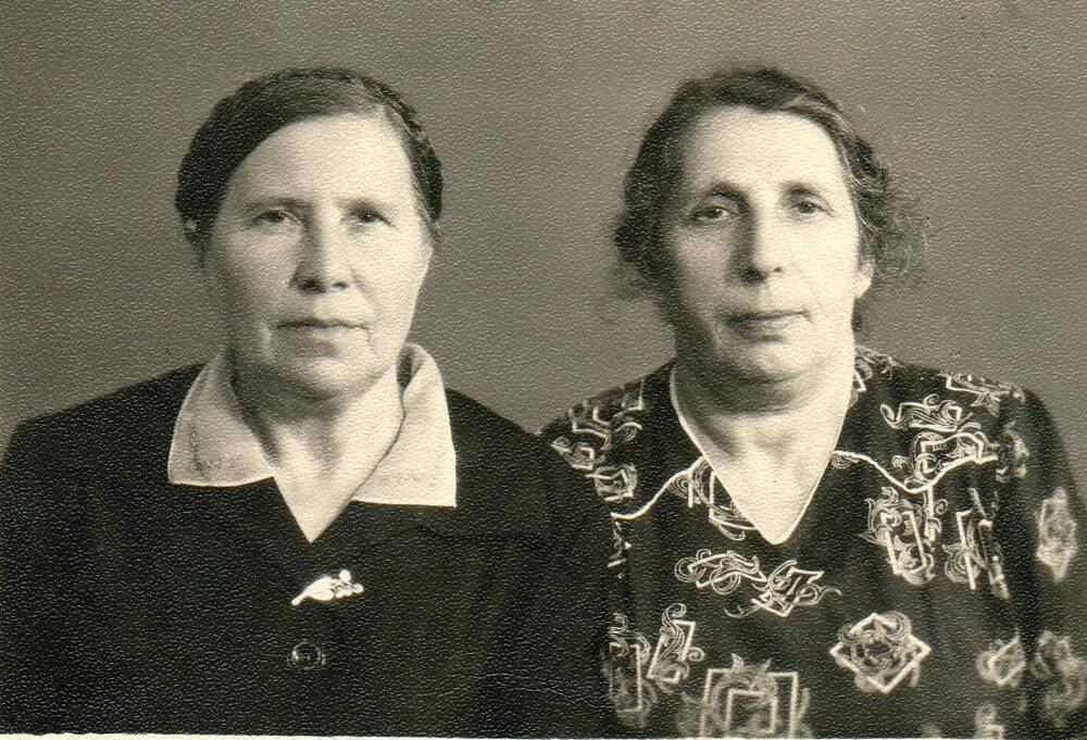 Фото ч/б. Загорская Мария Викентьевна с подругой. г.Мелекесс, 1970 г.