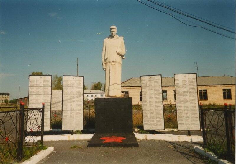 Фотография. Памятник погибшим в Великой Отечественной войне в селе Айлино