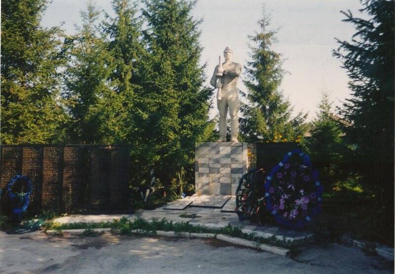 Фотография. Памятный знак Неизвестному солдату Великой Отечественной войны в поселке Новая Пристань