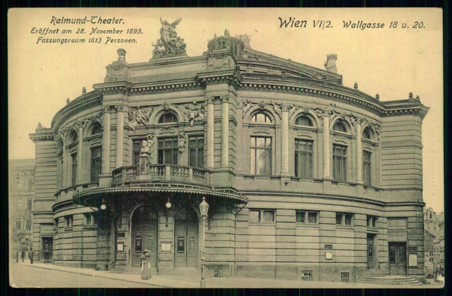 Wien VI/2. Wallgasse 18 u. 20. // Raimund-Theater. // Eroffnet am 28. November 1893. // Fassunfsraum 1613 Personen. (Вена, Вальгассе 18-20. Театр Раймунда, открыт 28 ноября 1893 г., рассчитан на 1613 персон).