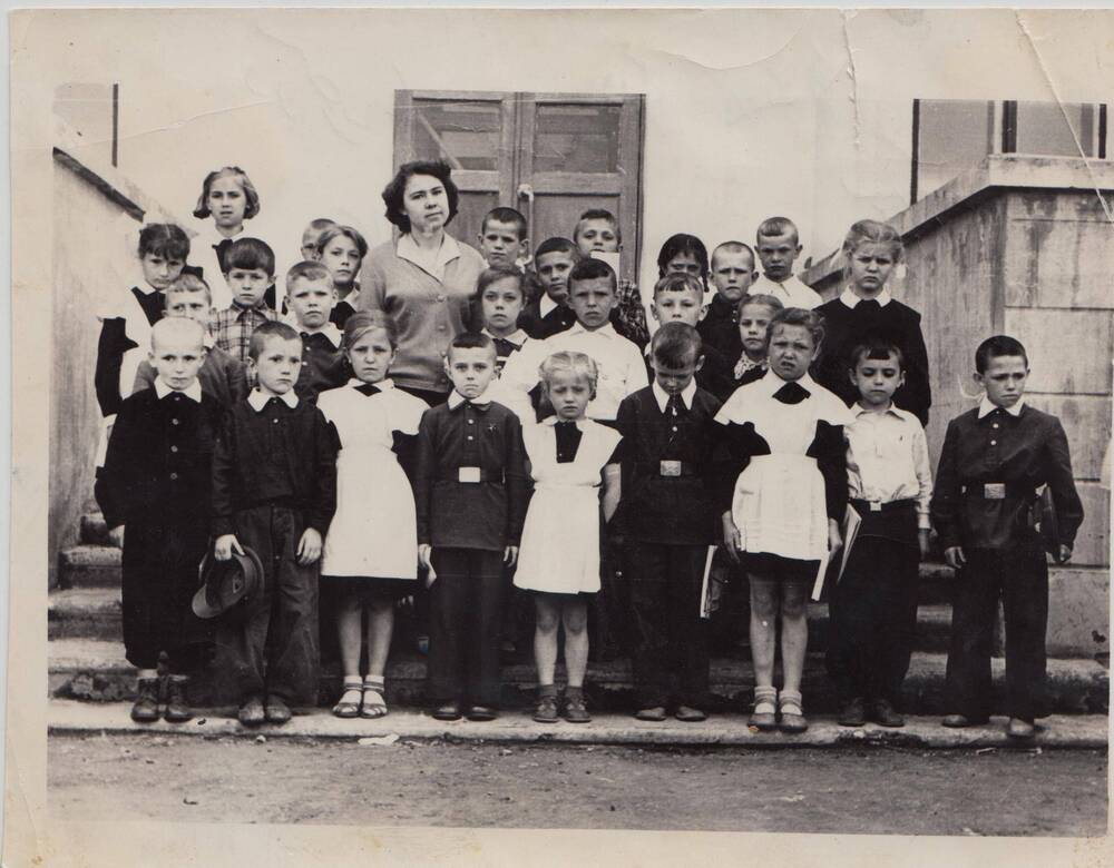 Фотография групповая ч/б 1первый класс школы № 161 на школьном крыльце с классным руководителем Татьяной Кузьминичной 1960г.