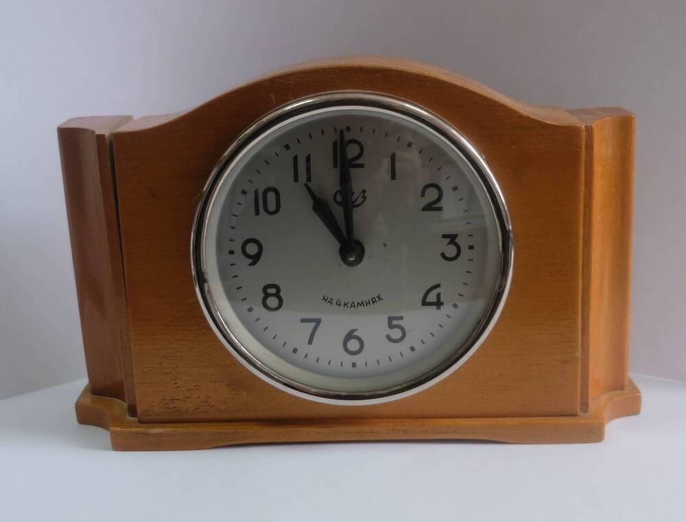 Часы настольные механические в деревянном корпусе. 70-80 - е года.