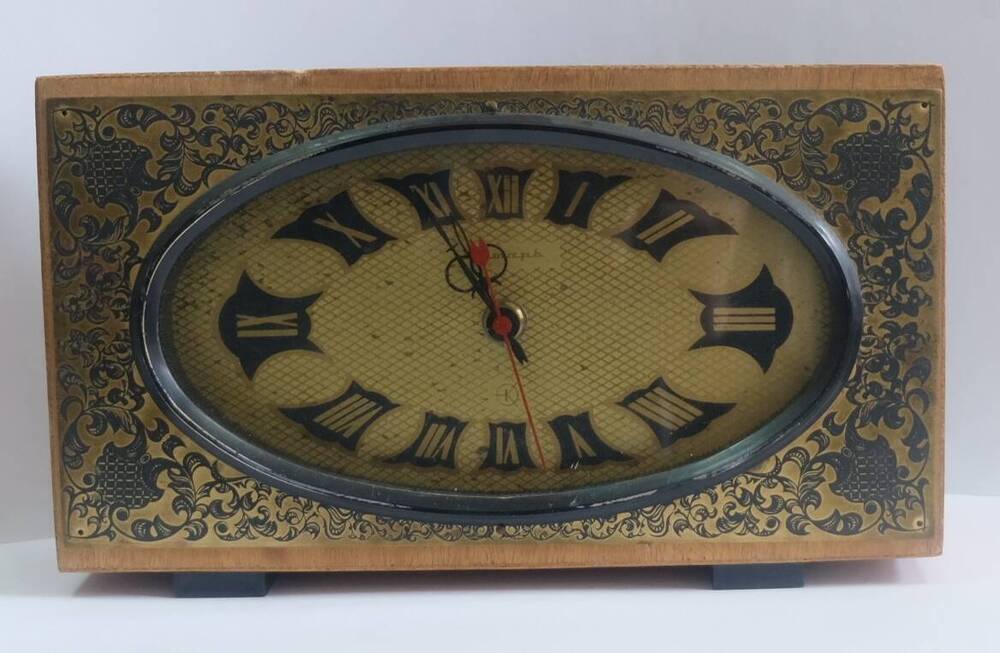 Часы настольные Янтарь. 1970-1980-е года.