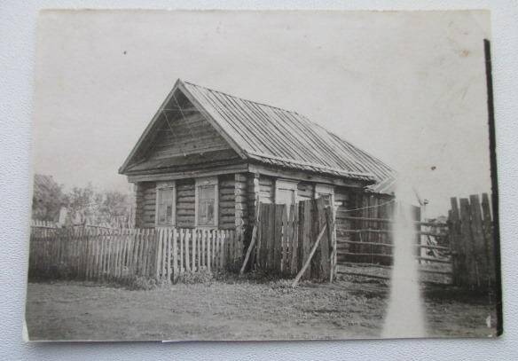 Фотография. Бревенчатый дом Камаловой Васпикамал 1950 года постройки.