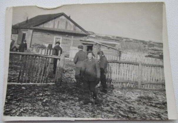 Фотография. Сельский магазин промтоваров в с. Большие Тиганы 1950 года постройки.