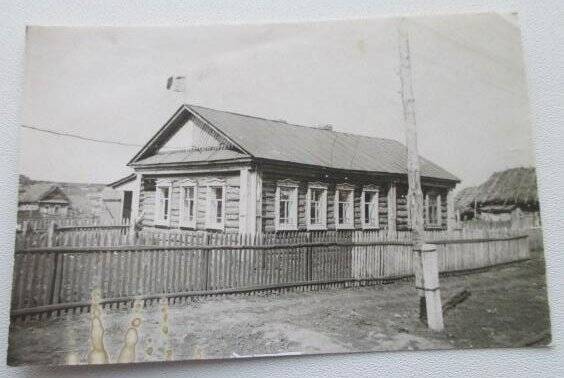 Фотография. Здание медицинского пункта в с. Большие Тиганы 1960 года постройки.