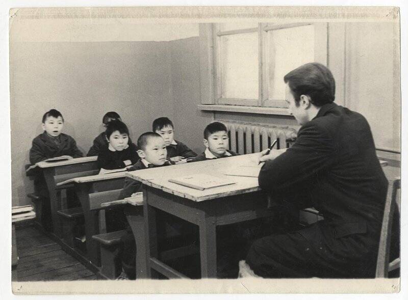 Урок в Рыркайпийской начальной школе ведет учитель Ходускин. Фотография