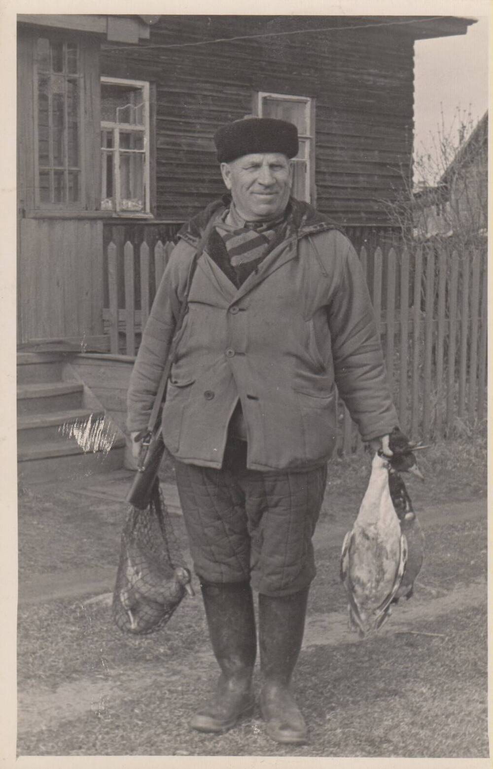 Фотография Лукина Н.И. на фоне дома в руках дичь.