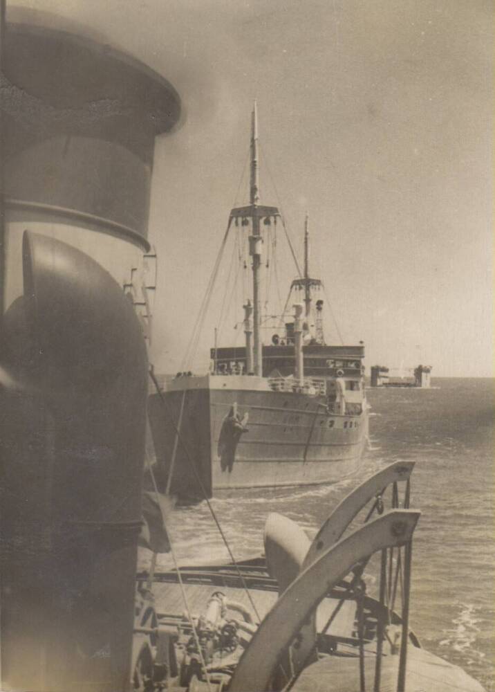 Фотография т\х Ким и еще одного судна при проходе в Сингапур 1955 г.