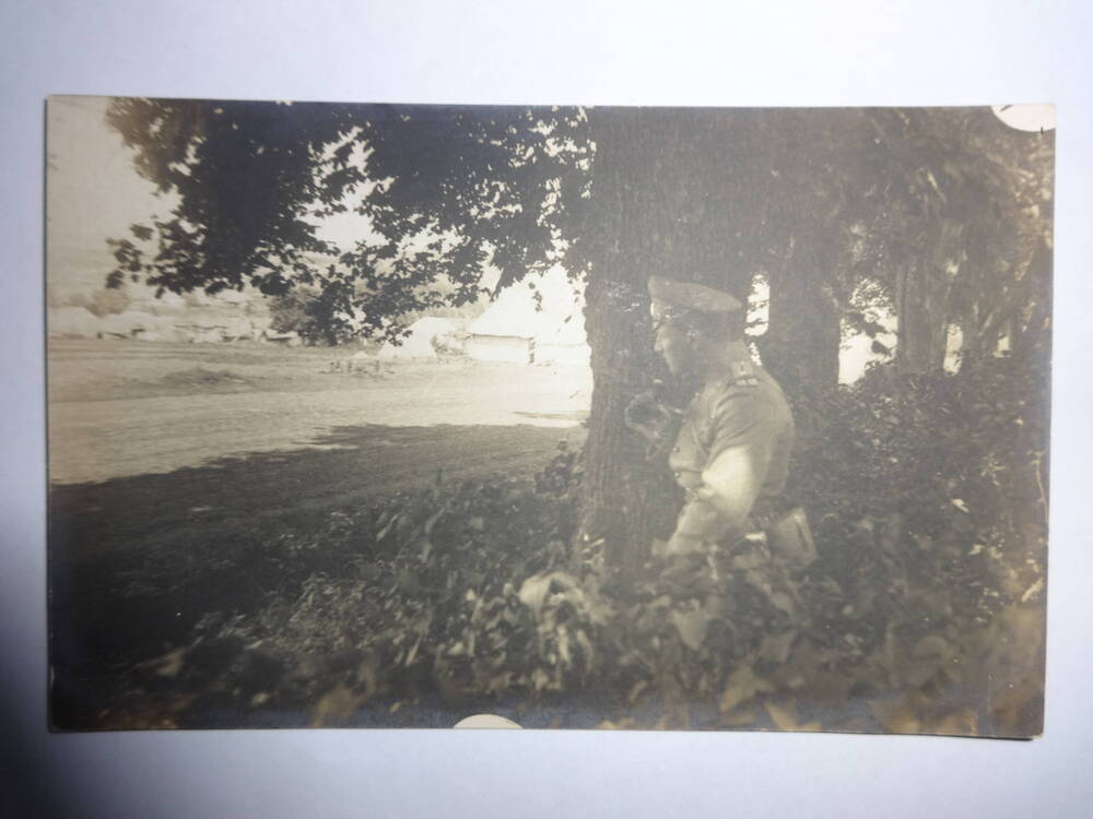 Фотография ч/б
Офицер с биноклем у дерева