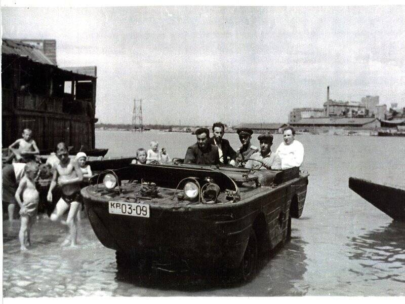 Фотокопия. И.И. Миронов, С.Ю. Барит на плавающем автомобиле ГАЗ-46.