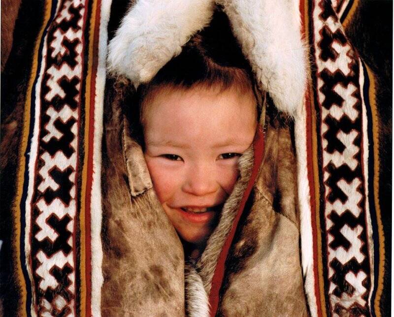 Фотография. Ребёнок, выглядывающий из ягушки своей матери, из авторской коллекции Путь к Северу.