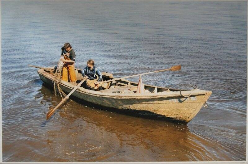 Фотография. Молодая пара ловит рыбу. Авторской коллекции.
