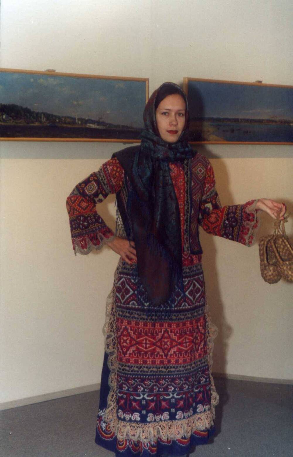 Фото.Девушка в малороссийском костюме