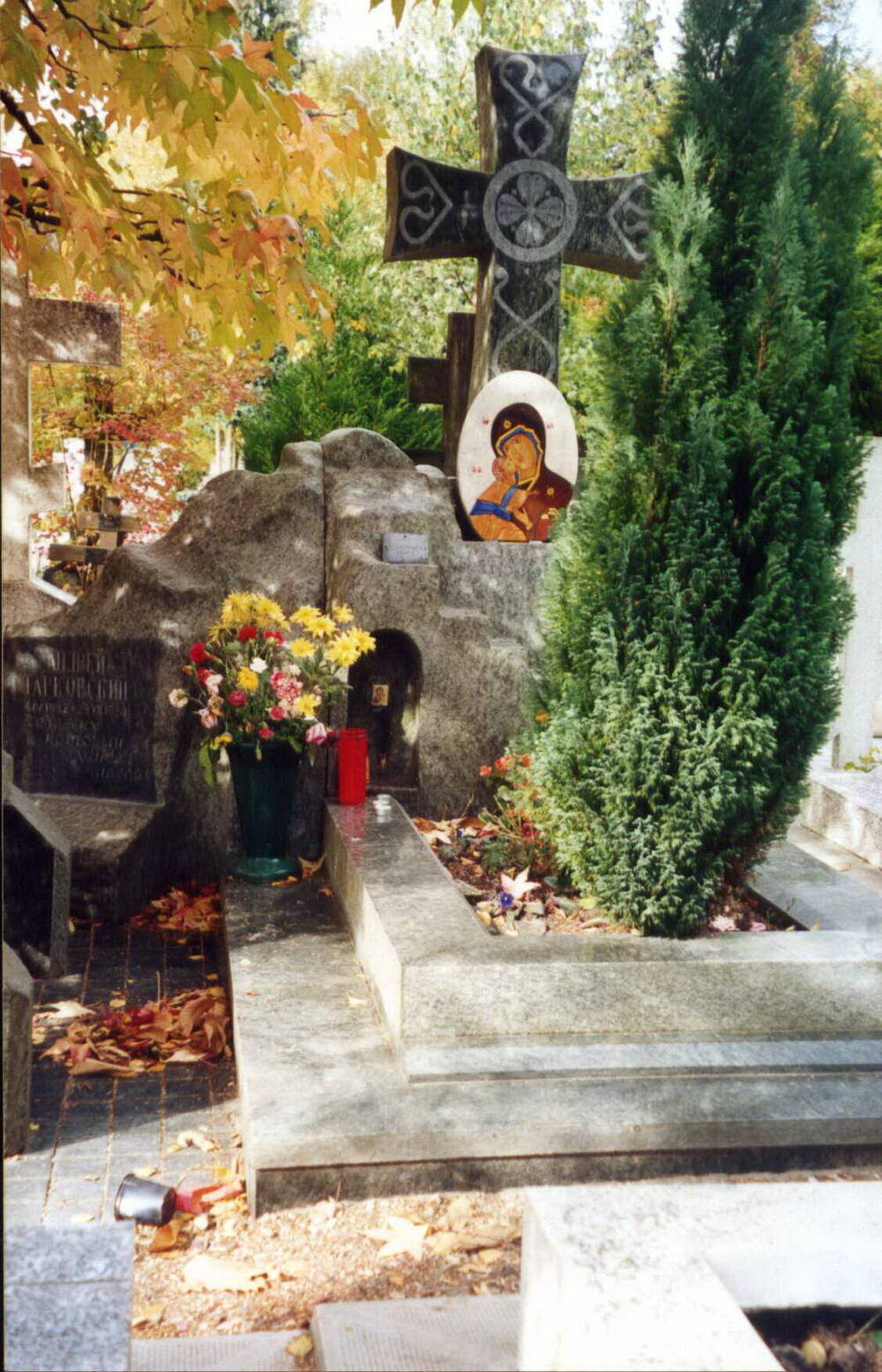 Фото.Вид надгробий А.Тарковского и Л.Тарковской.