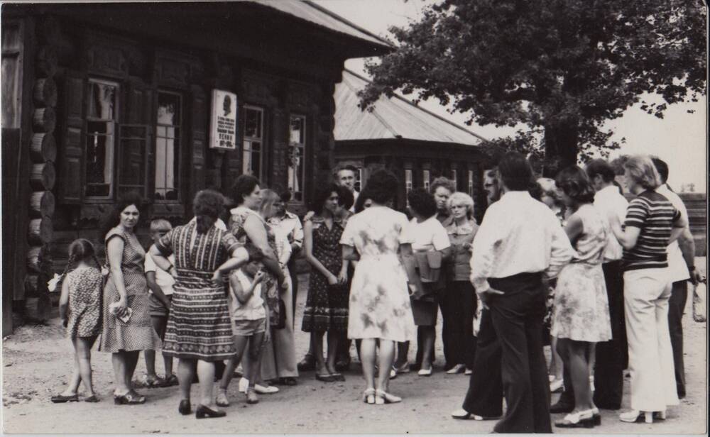Фотография экскурсии учащихся школы № 163 в село Шушенское. Учитель Евдокимова В.А., 1962г