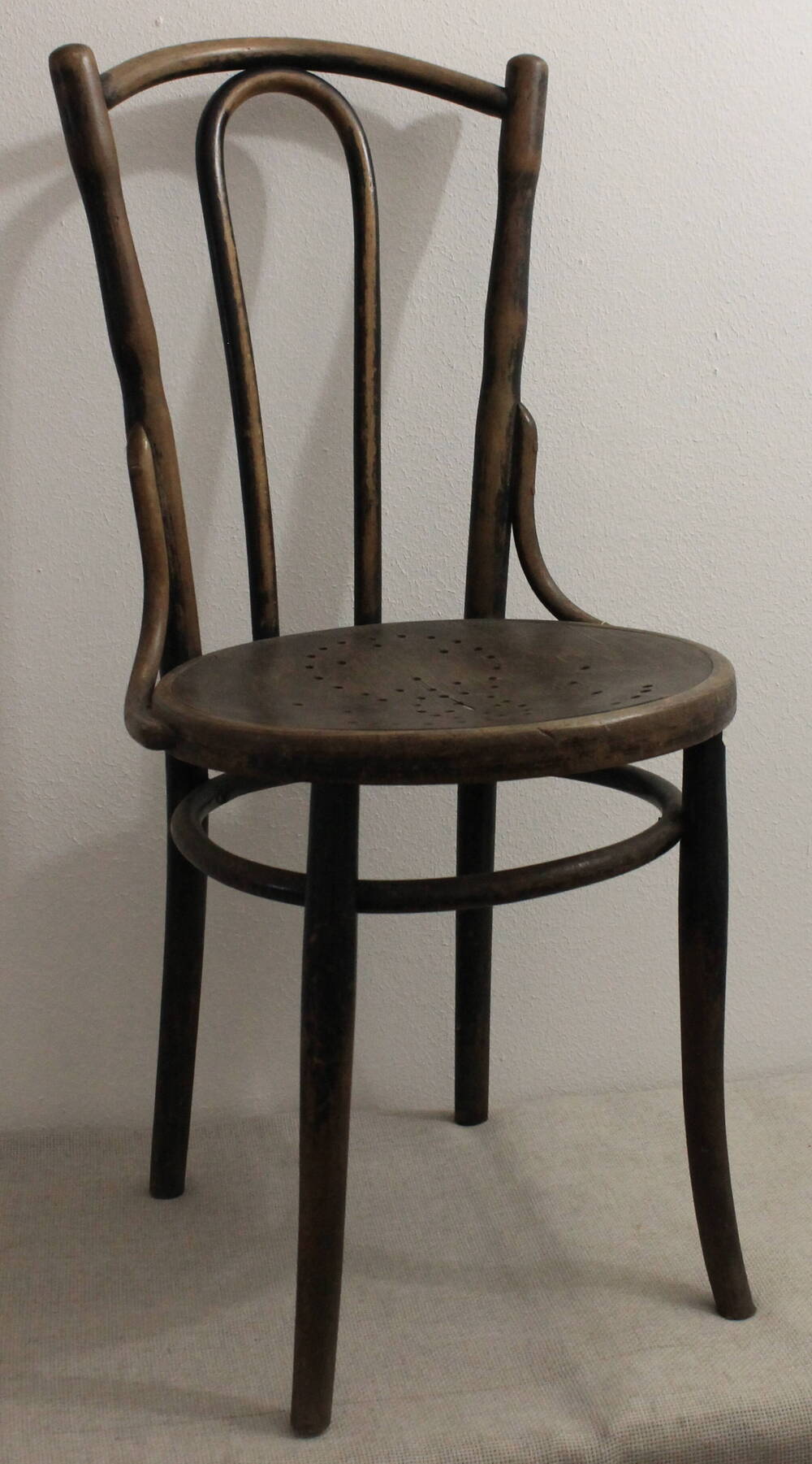 Стулья
венские с округлыми гнутыми спинками. На 3-х стульях рисунок. На сиденьях рисунок – отверстия. Один стул сиденье – без рисунка.