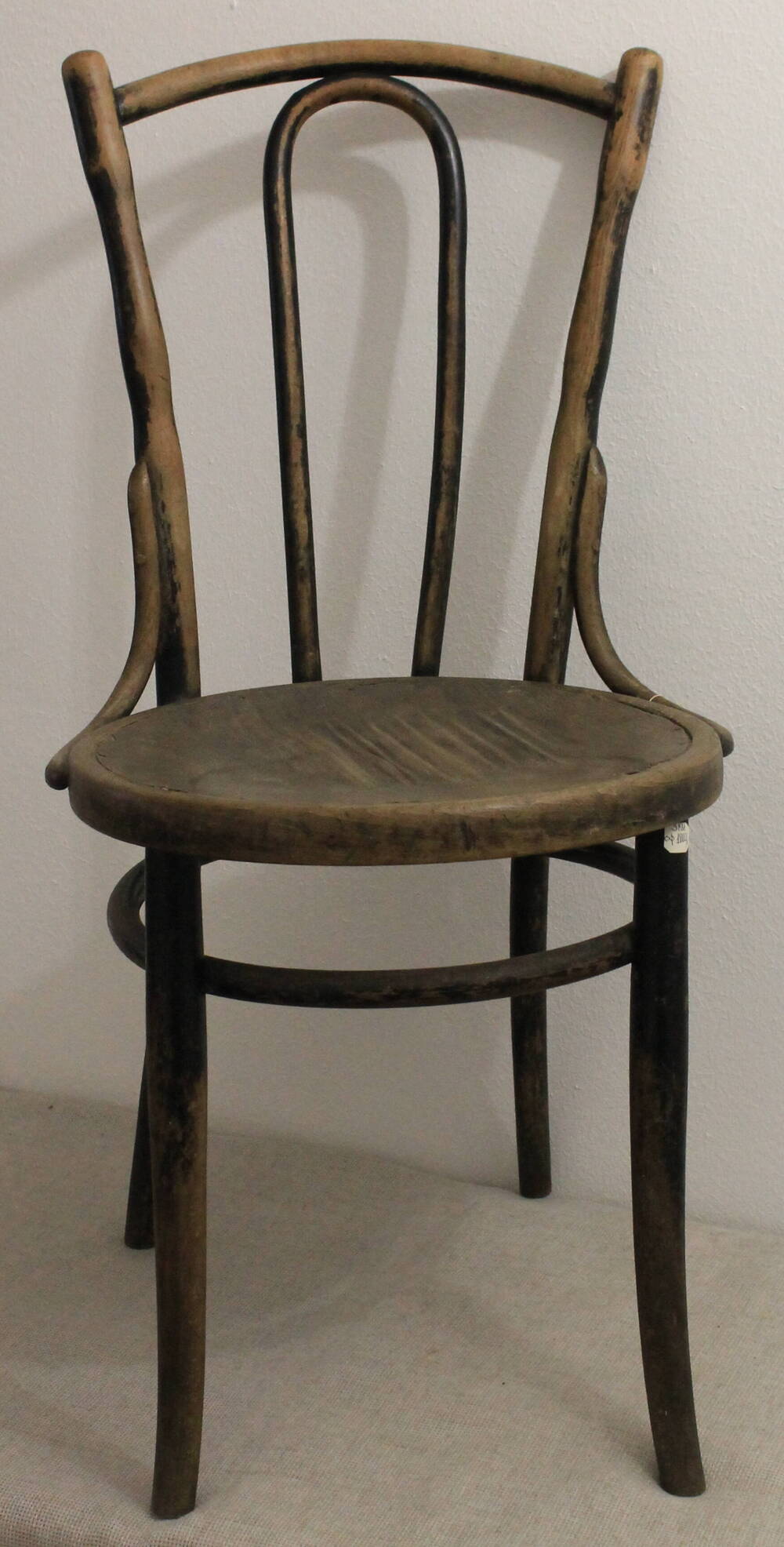 Стулья
венские с округлыми гнутыми спинками. На 3-х стульях рисунок. На сиденьях рисунок – отверстия. Один стул сиденье – без рисунка.