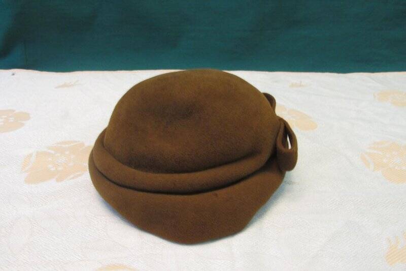 Шляпка жен. коричневая.