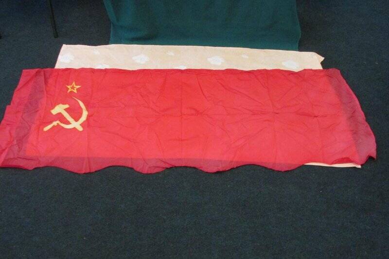 Флаг пионерский с советской символикой.