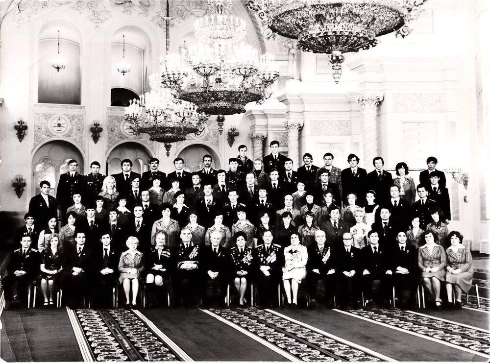 Фото групповое делегатов 18 съезда ВЛКСМ в г. Красноярске 19.04.1978 г. (фото черно-белое).