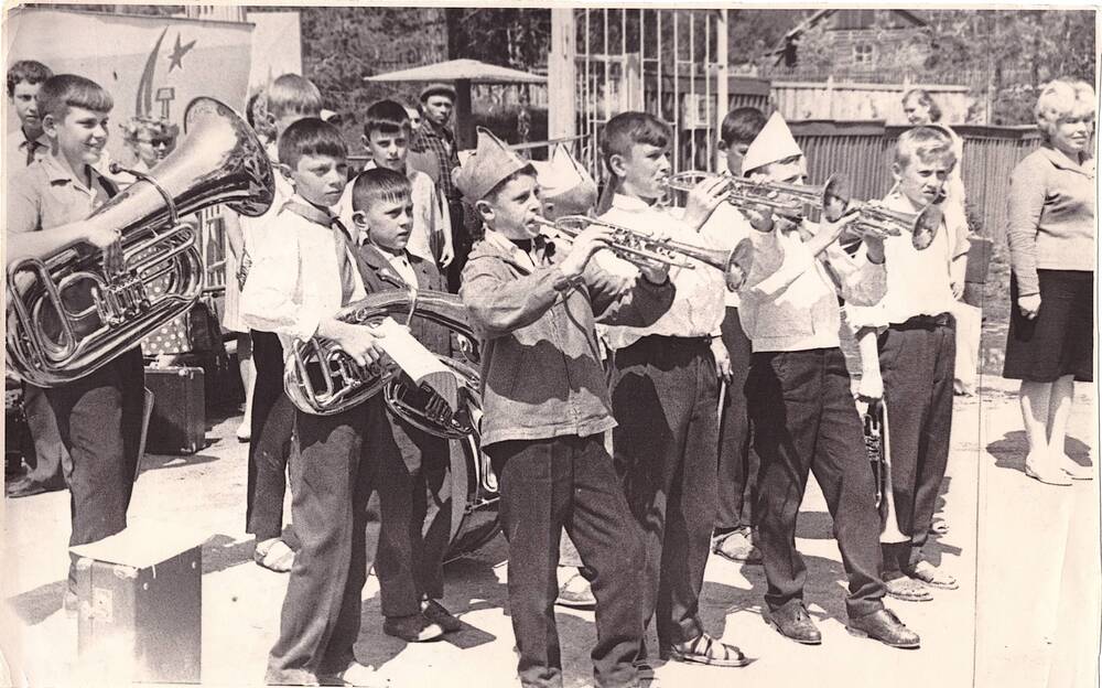 Фотография пионерский лагерь «Спутник». 
Лето 1968 г. Ансамбль горнистов.
черно-белое фото, групповое