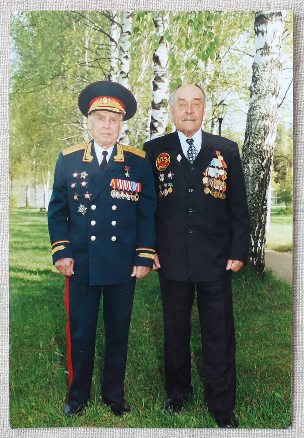 Фото. Генерал - лейтенант  Кибаль  Иван  Андреевич (слева)  с  однополчанином  в  городском  парке.