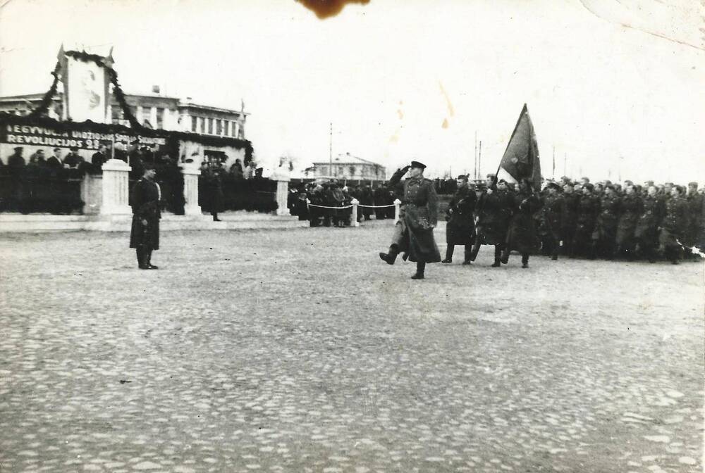 Фото групповое. Парад  Победы, г. Шауляй, 8 ноября 1945 г.