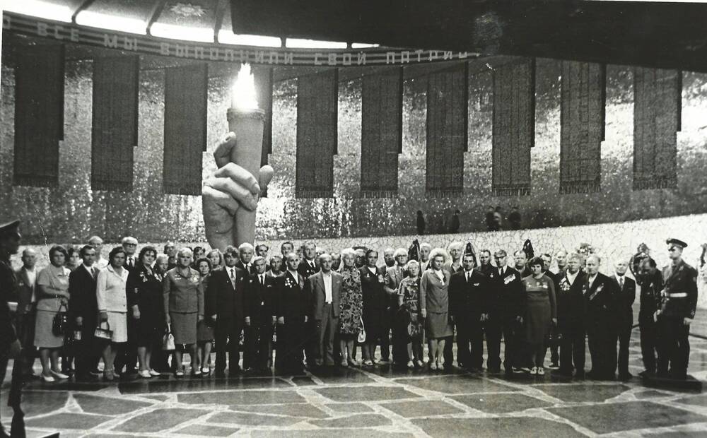 Фото групповое. Петрицкий В.Ф. с однополчанами на Мамаевом Кургане, 1973 г.