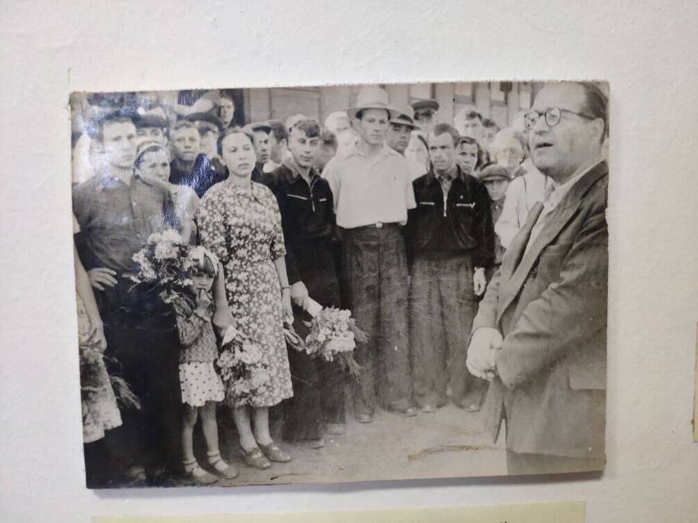 Фото Проводы добровольцев на новостройки страны. Отъезжающих приветствует секретарь горкома партии Жилиев С.Г. 1956 г.